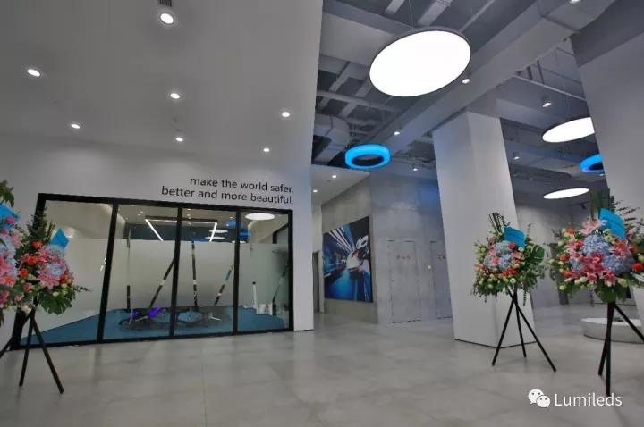 Lumileds上海全新办公室大楼内部。Lumileds上海全新办公室大楼内部全部采用了亮锐的LED灯。